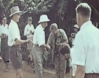 NÆRME MÅLET: Karene fra nord hilser på den kjente legen Albert Schweitzer, som fikk medisin fra Norge og Danmark til sitt sykehus i Lambarene. NÆRME MÅLET: Karene fra nord hilser på den kjente legen Albert Schweitzer, som fikk medisin fra Norge og Danmark til sitt sykehus i Lambarene.
