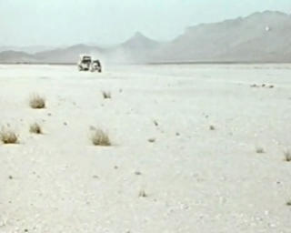 SAHARA: To av de tre bilene i kortesjen beveger seg mot 50 grader i skyggen. SAHARA: To av de tre bilene i kortesjen beveger seg mot 50 grader i skyggen.