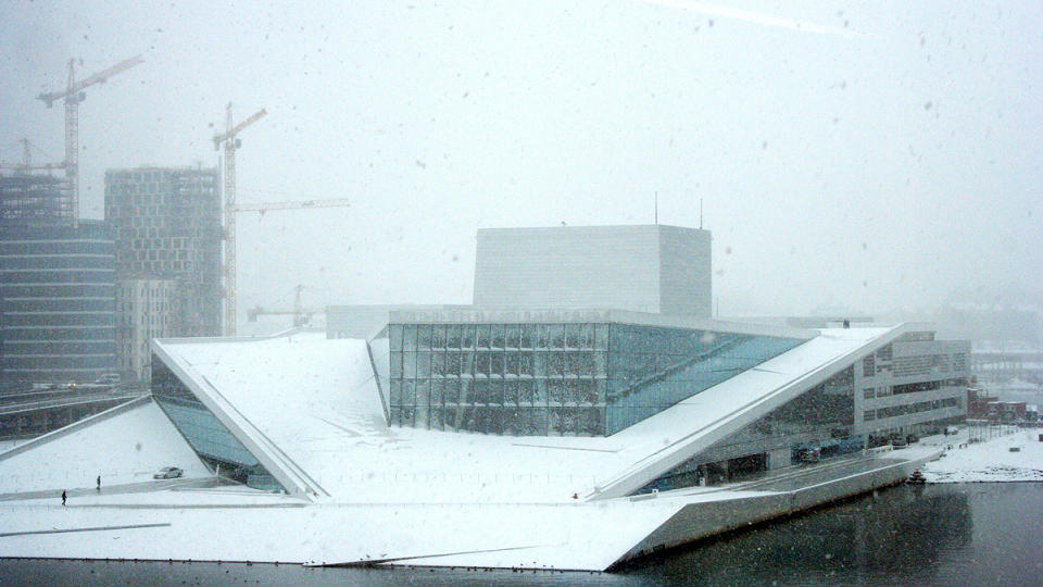 OPERAEN I SN�EN: Slik s� det ut ved operaen i 08.20-tida i dag. I dag blir det for �vrig bestemt hvordan operaens naboer skal se ut. Foto: Sindre Granly Meldalen