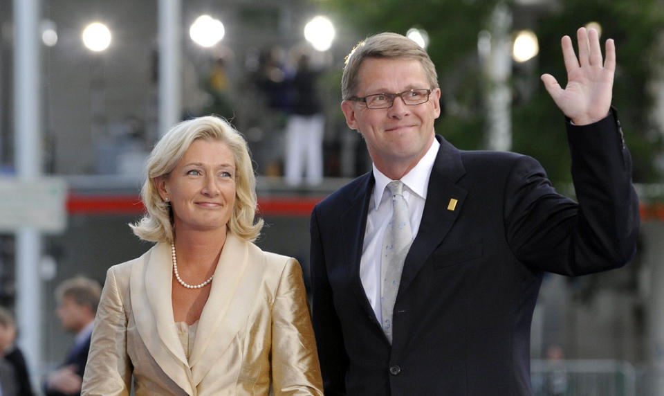 FORLOVET: Matti Vanhanen og kj�resten Sirkka Mertala p� bes�k hos  president Sarkozy i Paris i fjor. Foto: AFP/ Gerard Cerles/SCANPIX