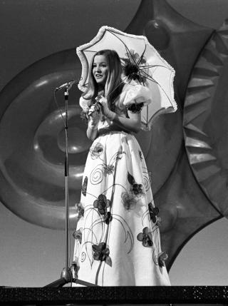 LYKKEN ER: Deltakelsen i Melodi Grand Prix i 1971 �ret etter at hun pr�vesang for Arne Bendiksen f�rste gang, ble Kroghs store gjennombrudd. Foto: SCANPIX
