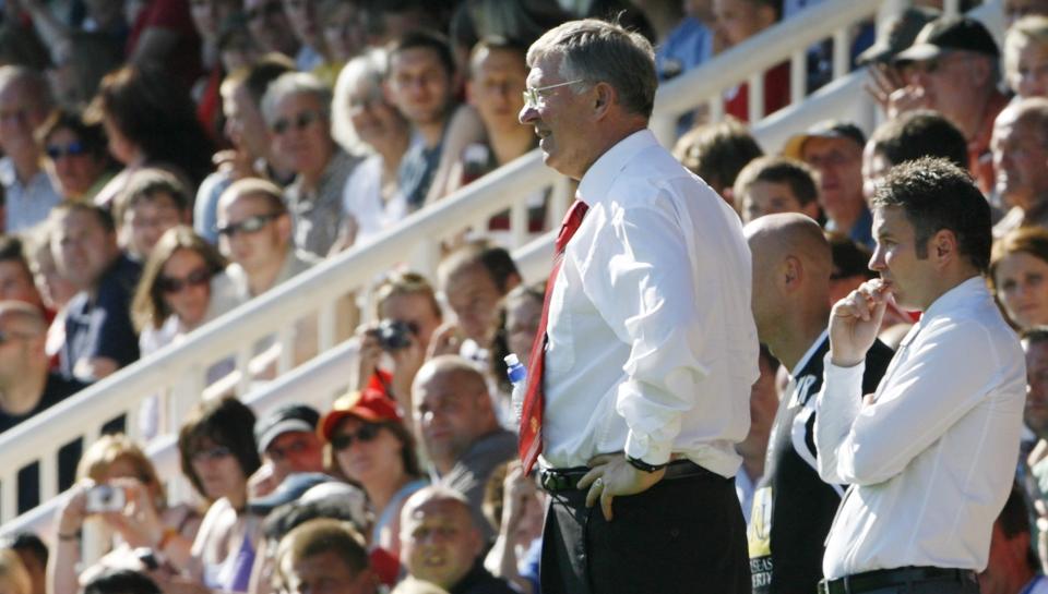 SP�R FARENS FOTBALLFRAMTID: Peterborough-manager Darren Ferguson (t.h.) sp�r at faren sir Alex Ferguson vil holde det g�ende i Manchester United ut neste sesong f�r han g�r ut i pensjonisttilv�relsen.Foto: SCANPIX/REUTERS/Darren Staples