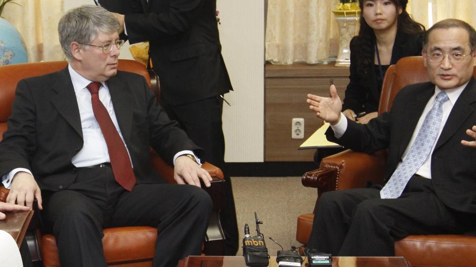 �KER PRESSET: Russlands viseutenriksminister og sjefsforhandler Alexej Borodavkin diskuterer Nord-Koreas atomprogram med sin S�r-Koreanske forhandlingskollega Wi Sung-lac tidligere denne m�neden. Foto: AP Photo/Lee Jae-won/SCANPIX