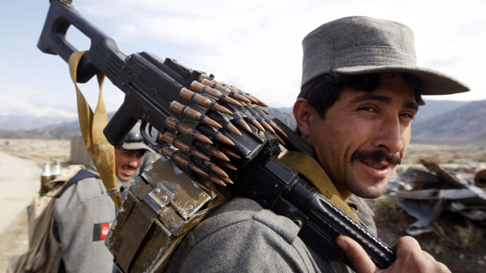 TRENGER TRENING: Afghanske politimenn vokter et m�te mellom eldrer�det og amerikanske milit�re ledere i landsbyen Peshadi Kunar provinsen �st i Afghanistan i februar. N� �nsker forsvarsministeren at Norske soldater skal settes inn i treningen av afghansk politi.  Foto: REUTERS/Oleg Popov/SCANPIX