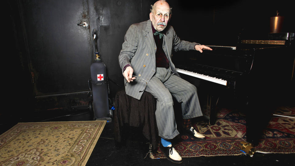 SISTE AKT: I stykket �Evig ung� p� Det Norske Teatret spiller Anders Rogg seg selv som 80-�ring. Musikeren er vant til � forholde seg til livets siste akt; han har gitt ut to CD-er med musikk for folk som snart skal d�. Men er Anders Rogg selv redd for � bli gammel? - Nei. Jeg er redd for � bli pleietrengende.