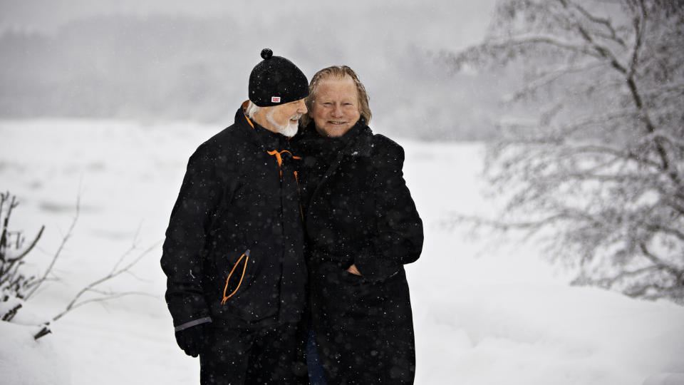 DEN GODE VENNEN: I tida etter at Morten var skrevet ut fra sykehuset ble han trillet rundt i en ombygd barnevogn. Tilfeldighetene ville det slik at Erik brakk beinet i samme periode, og derfor humpet rundt p� krykker. - Da ble det oss to p� ordentlig, sier Morten. Foto: J�RN H. MOEN/DAGBLADET