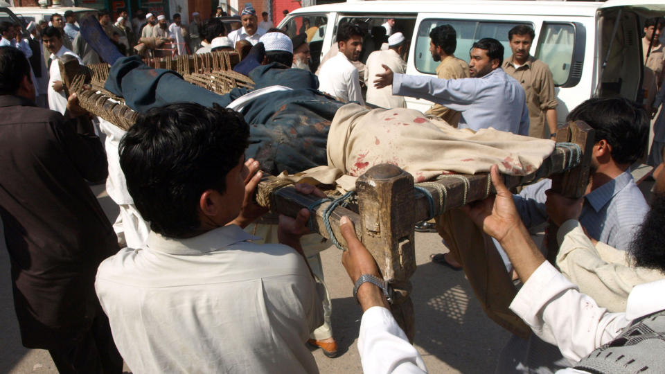 DREPT: Lokale innbyggere b�rer vekk et offer for selvmordsbomben som rammet mosk�en i byen Jamrud. Foto: Hasham Ahmed/Scanpix