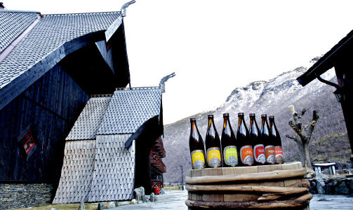 DRAGE�L: Sju sorter p� flaske med �gir bryggeripub i bakgrunnen.