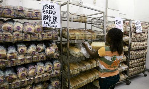 MAT I BUTIKKEN: Etter at det ble tillatt med dollar i Zimbabwe har prisene p� mat blitt lavere og hyllene i butikkene begynner � fylles opp. Men ikke mange av innbyggerne har r�d til varene. Foto: Scanpix/Reuters
