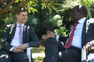 P� BES�K: Utviklingsminister Erik Solheim m�tte statsminister Morgan Tsvangirai i Harar denne uka. Foto: Ragnhild H. Simenstad/Utenriksdepartemenet