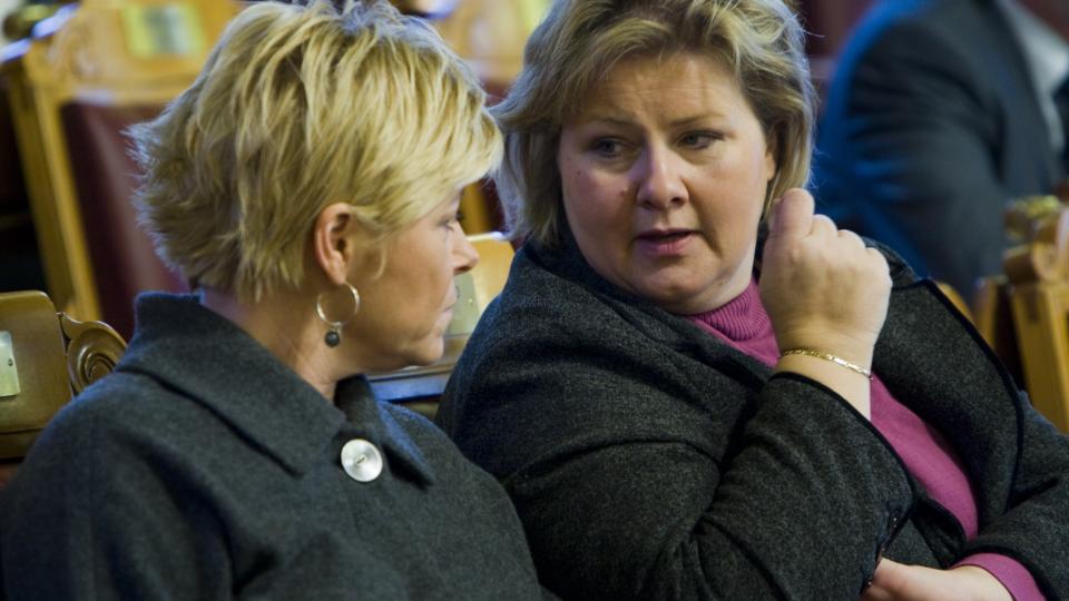 MER POPUL�R: Frp og Siv Jensens framgang gj�r at de borgerlige partiene n� har flertall p� snittet av ni m�linger. Men Erna Solberg og H�yre m� innse at de selv g�r tilbake og er n� mye mindre enn Frp. Foto: Heiko Junge/Scanpix