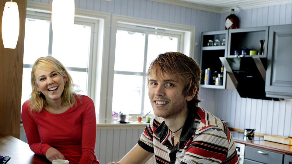SOSIALT KJ�KKEN: Geir Skeie (28) og Katrine Borg Larsen (25) er begge kokker, og har ofte kolleger og andre venner p� bes�k. Foto: METTE M�LLER