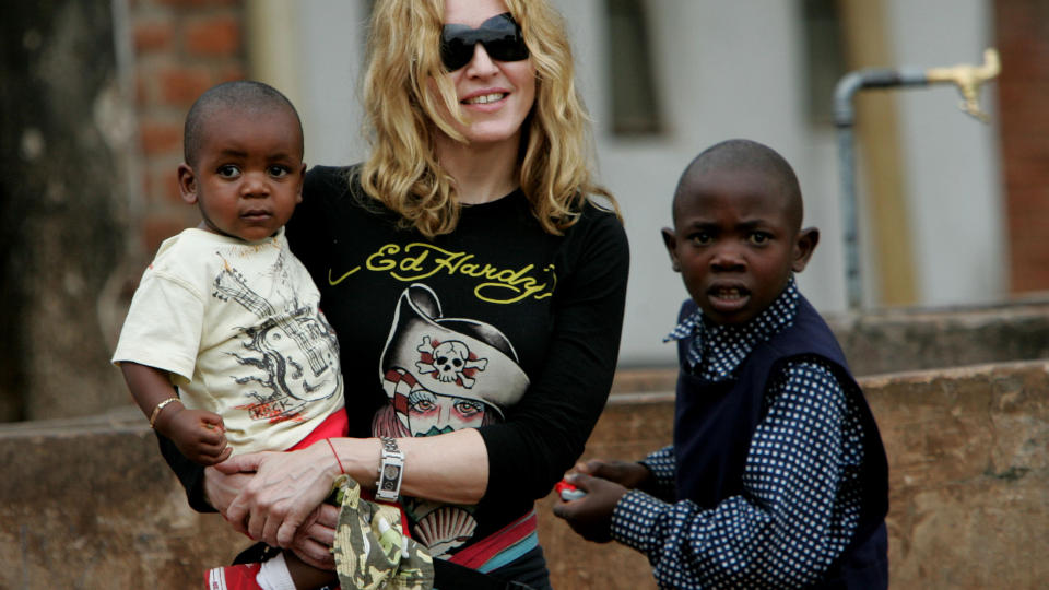  VIL ADOPTERE IGJEN: Madonna er n� i gang med � adoptere sitt andre barn fra Malawi. Her med s�nnen David Banda p� armen utenfor en barnehage hun har grunnlagt i Masekese i Malawi. Popstjernen f�r nok en gang kritikk for adopsjonsplanene sine. Foto: Scanpix