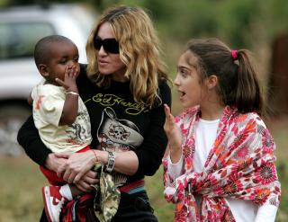 MOR OG BARN: Madonna sammen med to av barna sine: David Banda (3) og Lourdes (12). Foto: AP Photo/Karel Prinsloo