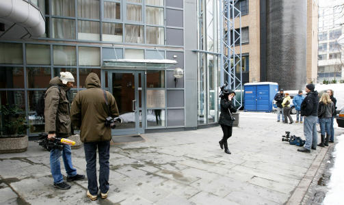 RAZZIA: Det var stort presseoppbud utenfor hovedinngangen til bygget der Tromsdal bor i 12. etasje da det ble kjent hvem som var siktet i saken. Foto: SCANPIX