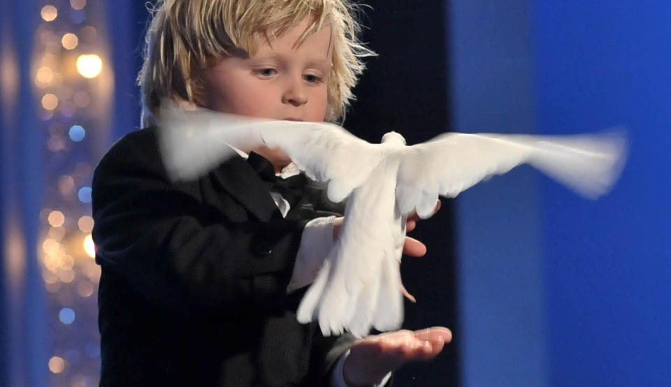 MAGISK DUE: TV-seerne la sin elsk p� lille Brian Aksnes Hoseth (6) fra Verdal - og stemte guttungen direkte videre til finalen i �Norske talenter� i kveld. Foto: STELLA PICTURES
