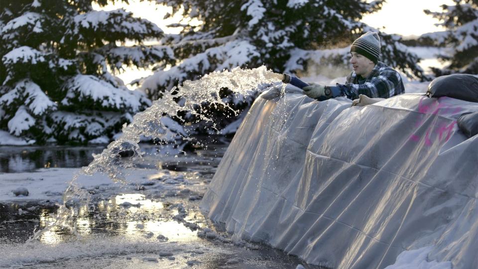 FLOM I FARGO: En av Fargos innbyggere pr�ver � pumpe vannet vekk.   FOTO: REUTERS/Eric Miller