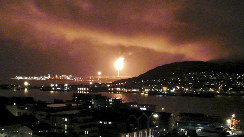 F�R...: Slik skal det normalt se ut i Hammerfest p� kveldstid. Men str�mmen er fremdeles borte etter brann i en trafostasjon i g�r. Foto: REUTERS/Wojciech Moskwa/SCANPIX