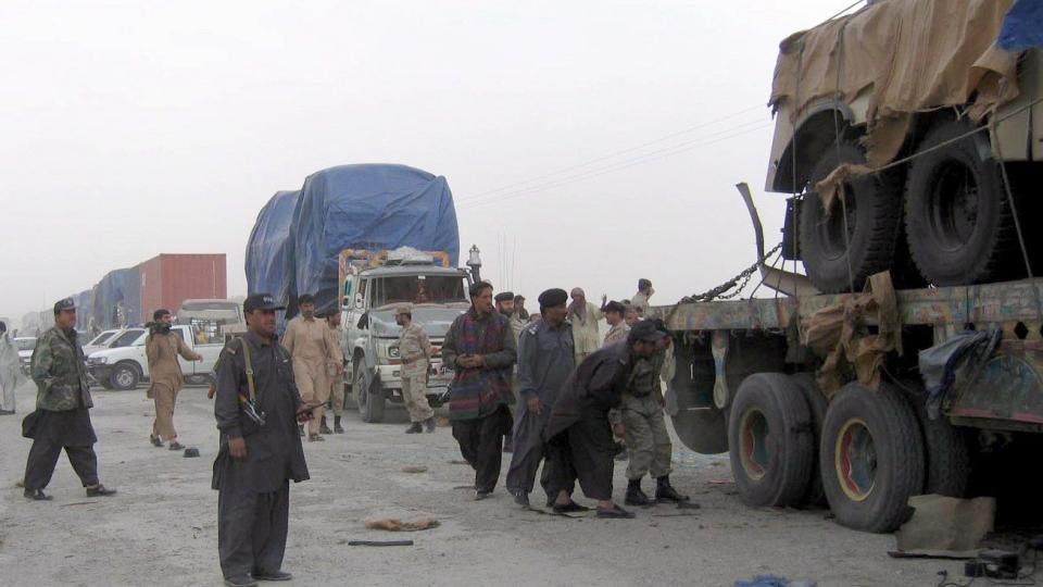 HINDRER NATO: Angrepet mot NATO-terminalen er det siste i en lang rekke angrep mot forsyningslinjene til NATO fra Pakistan til Afghanistan. Bildet er fra et annet angrep for en uke siden, der en kolonne med NATO-forsyninger ble angrepet med h�ndgranater ved grenseovergangen. Foto: EPA/MATIULLAH ACHAKZAI