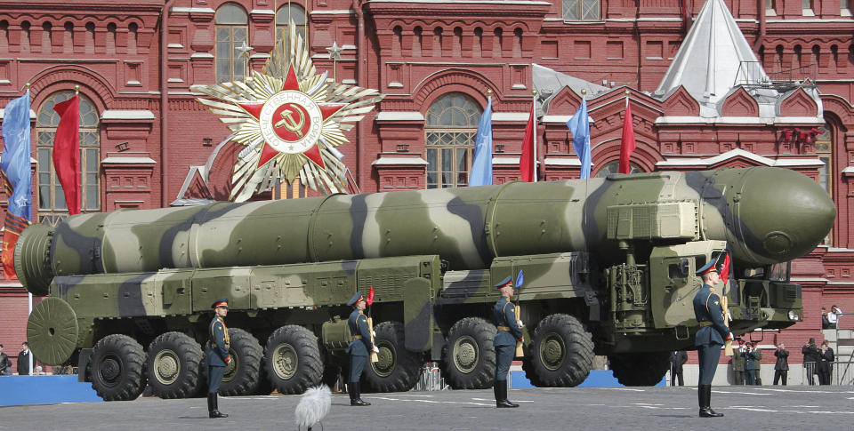 STORE V�PEN: En russisk atomrakett av typenm Topol-M ICBM krysser Den r�de plass i Moskva under feiringen av frigj�ringsdagen (eller seiersdagen som den kalles for russerne), 8. mai 2008.  Foto: AFP / ALEXANDER NEMENOV / SCANPIX