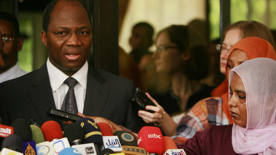 SKEPTISK: FNs og AUs sjefsforhandler for Darfur, Djibril Bassole, frykter at den internasjonale arrestordren over Sudans president Omar Hassan al-Bashir vil hindre fredsforhandlingene om Darfur. Foto: AFP/KHALED DESOUKI/SCANPIX
