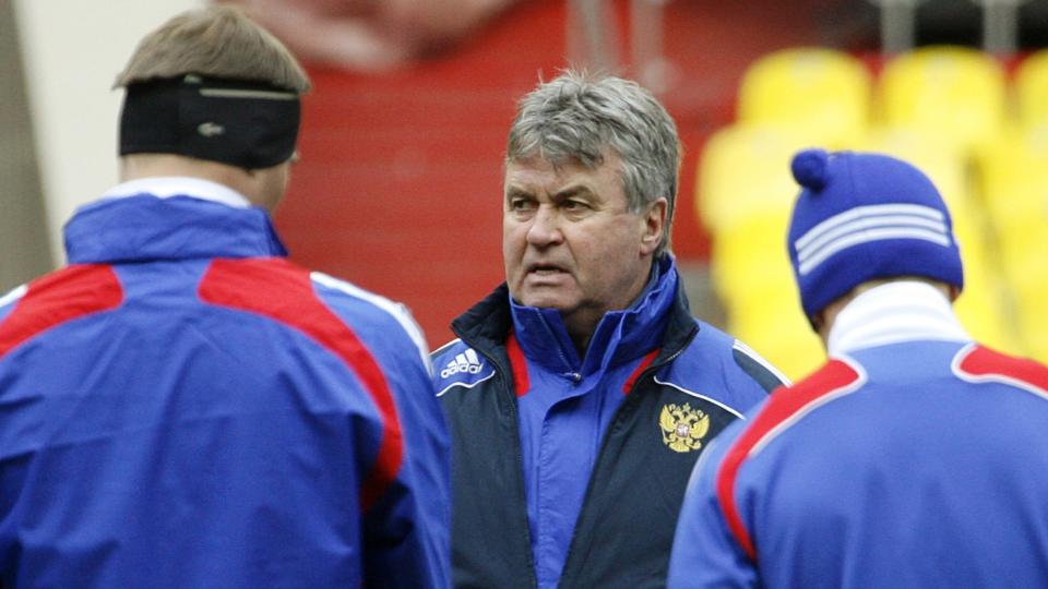 DOBBELTROLLE: Guus Hiddink under trening med Russland denne uka. N� �pner Hiddink for � fortsette i Chelsea i en konsulentrolle, ogs� etter at den midlertidige kontrakten utl�per i mai.  Foto: SCANPIX/REUTERS/Sergei Karpukhin
