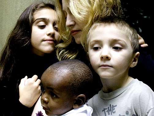 VIL HA EN MALAWISK S�STER TIL DAVID: Dette bildet fra 2006 er av Madonna, s�nnen Rocco, datteren Lourdes og lille David Banda. Foto: Stella Pictures.