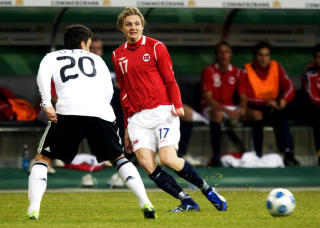 DEBUTERTE MOT NORGE : Mesut �zil  (t.v.) debuterte for Tyskland mot Erik Huseklepp i Dusseldorf i februar i fjor. Foto: Cornelius Poppe / Scanpix