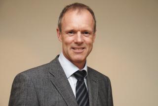 SIER NEI: B�de Norges rederiforbund og sj�mannsforbundet sier klart nei til bev�pning om bord. Administrerende direkt�r Sturla Henriksen i Norges rederiforbund mener den eneste l�sningen p� piratproblemet ligger p� land i Somalia.