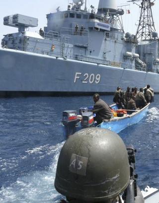 MILIT�R TILSTEDEV�RELSE: Her er pirater omringet av tyske milit�re i februar i �r. Ogs� en norsk fregatt skal sette kursen mot Aden-bukta. Foto: Bundeswehr/REUTERS/Scanpix