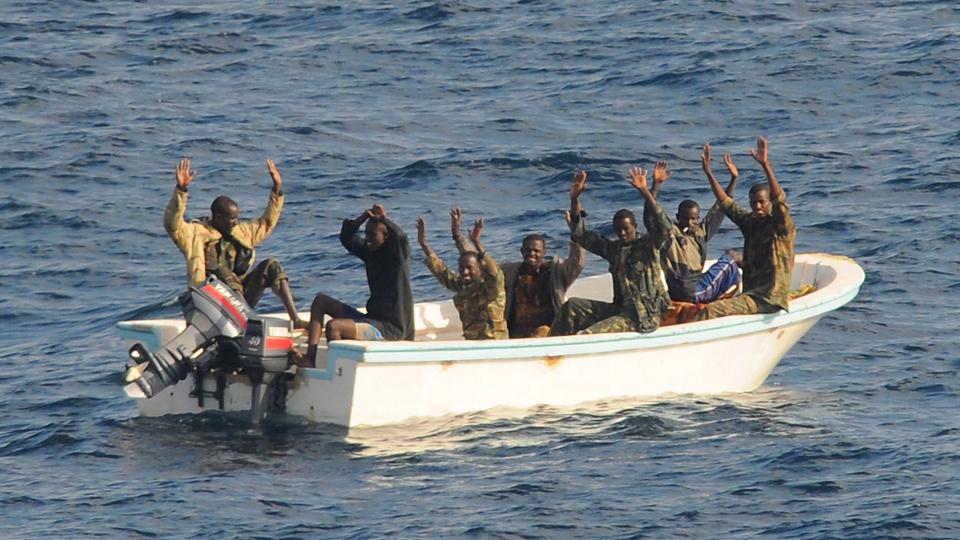 �KER: Mistenkte pirater inspiseres av et amerikansk marinefart�y 11. februar i �r. N� viser det seg at antallet piratangrep har doblet seg siden i fjor.