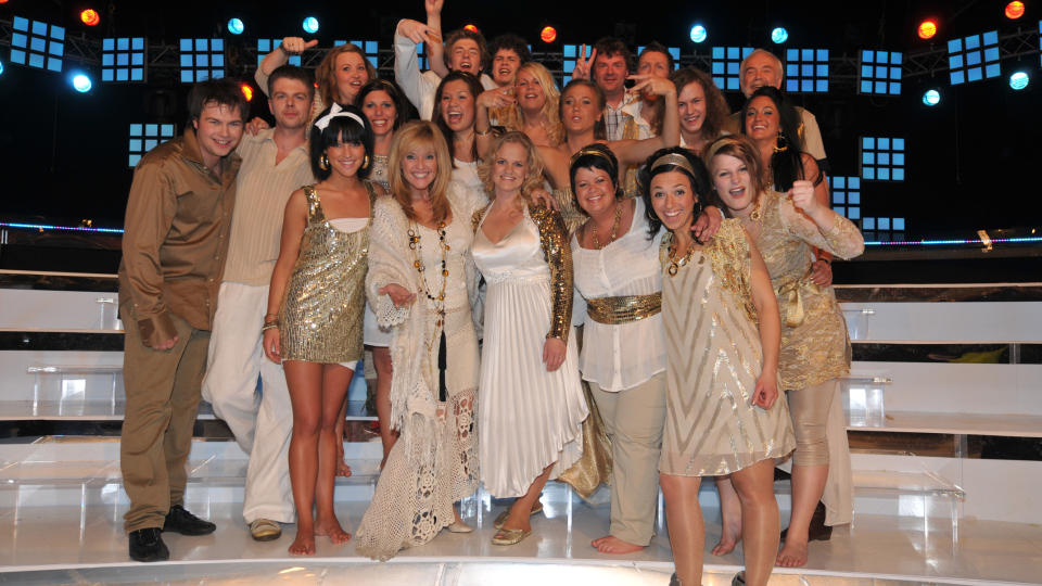 I KVELD STR�MMER GAMLE MELODIER: N�r Hanne Krogh leder koret sitt gjennom �La det swinge�. Foto: TV 2.