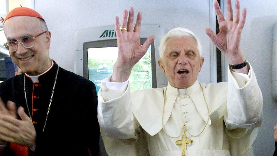 PROVOSERTE: Pave Benedict XVI, flankert av kardinal Tarciso Bertone (t.v.) m�ter her pressen ombord p� flyet sitt etter en sju dager lang tur til Kamerun og Angola forrige mandag. Det var her han kom med sine h�yst kontroversielle synspunkter p� sammenhengen mellom aids og kondomer. Foto: SCANPIX / AP Photo/Andrew Medichini