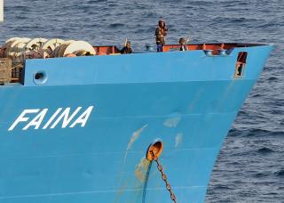 BIG BUSINESS: Private vaktselskaper str�mmer n� til shippingbransjen for � tilby v�pnet hjelp i kampen mot piratene. Her har pirater tatt MV Faina - fullastet med russiske stridsvogner og ammunisjon. Foto:AP/U.S. Navy, Petty Officer 2nd Class Jason R. Zalasky/SCANPIX