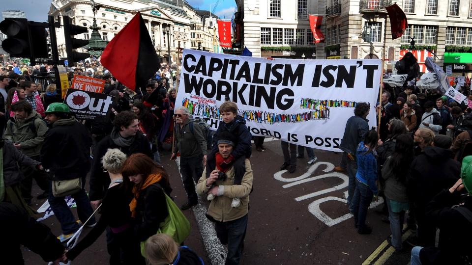 PROTESTERTE: Tusenvis av mennesker str�mmet til gatene i London for � protestere i forkant av G20-toppm�tet om fem dager. Foto: EPA/SCANPIX