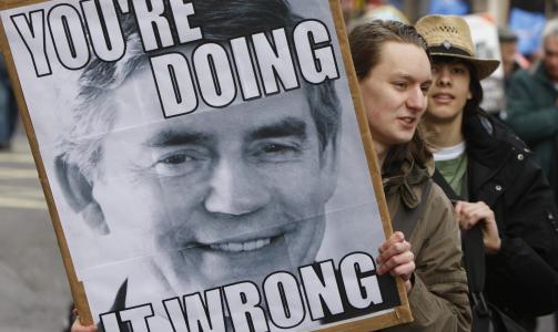 PROTESTERER P� H�NDTERINGEN AV FINANSKRISA: En demonstrant er ikke s�rlig forn�yd med jobben den britiske statsministeren Gordon Brown gj�r. Foto: REUTERS/SCANPIX
