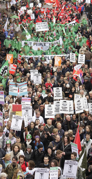 H�Y SIKKERHET: Demonstrasjonen gikk rolig for seg, og sikkerhetstiltakene rundt marsjen er veldig strenge. Foto: AFP/SCANPIX