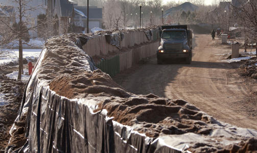 HEKTISK ARBEID: Mannskaper fra nasjonalgarden og en stort antall frivillige har lempet sandsekker og bygget ekstre demninger for � sikre byen mot flommen. Foto: AFP/SCANPIX