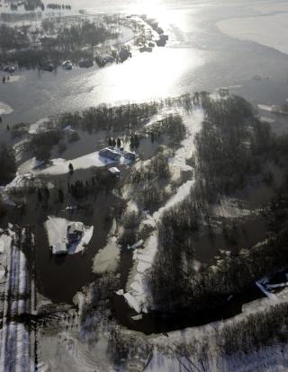 RAMMER FLERE BYER: Flere byer i den lavtliggende Red River-dalen er rammet av flommen. Foto: REUTERS/SCANPIX