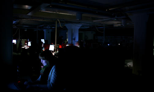 M�RKT HOS DAGBLADET: I Dagbladets lokaler i Havnelageret ble ogs� Earth Hour markert - men det viste seg � v�re vanskelig � lage avis i m�rket. Foto: HARALD S. KLUNGTVEIT