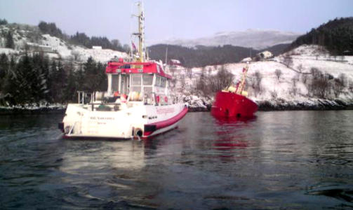 BERGES TIL KAI: Redningssk�yta Halfdan Grieg p� siden av havaristen. N� fors�kes det p� � rette opp skipet tilstrekkelig for � f� det slept til kai. Foto: Hafdan Grieg/Redningsselskapet