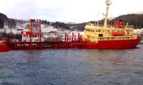P� GRUNN: Kjemikalietankeren Maria Soltin grunnst�tte tidlig i dag morges utenfor M�l�y. N� fors�ker redningssk�ytene Halfdan Grieg og Simrad Buholmen � berge havarisen. Foto: Redningsselskapet