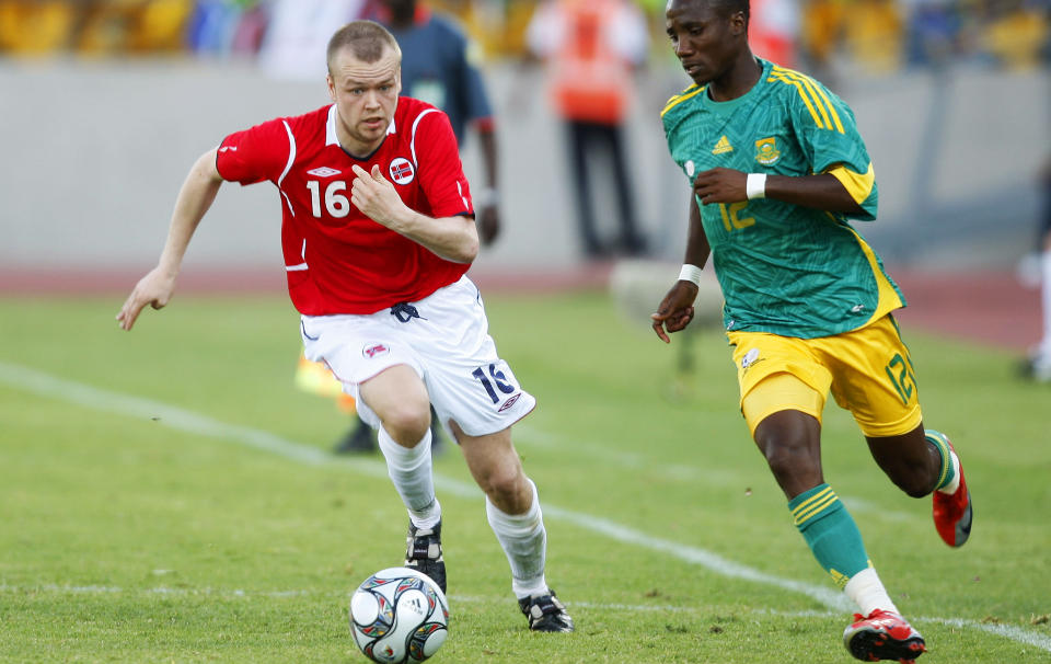 VIL GJ�RE M�L: Midtbanespillerne, med Christian Grindheim i spissen, skal score mer under Drillo. Her er Grindheim i duell med Teko Modise i g�r.
Foto: Erlend Aas / SCANPIX