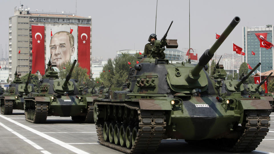 MISTER MAKT: En milit�rparade passerer portrettet av det moderne Tyrkias grunnlegger, Mustafa Kemal Ataturk. De tyrkiske generaler har v�rt garantistene for et sekul�rt Tyrkia, men n� begynner makten � svekkes. Foto: REUTERS/Fatih Saribas/SCANPIX