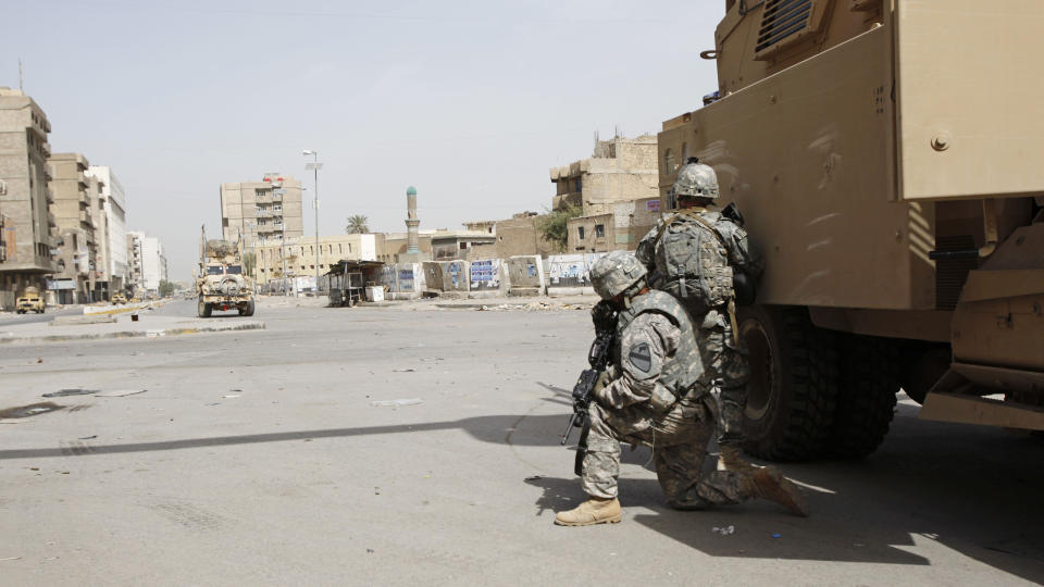 FOLKETOMT: Amerikanske soldater har tatt opp stilling i et veikryss i bydelen Fadhil i Bagdad. Stemningen er sv�rt spent etter at irakiske myndiheter arresterte en sunnimuslimsk militsleder. Foto: AP/Hadi Mizban/SCANPIX