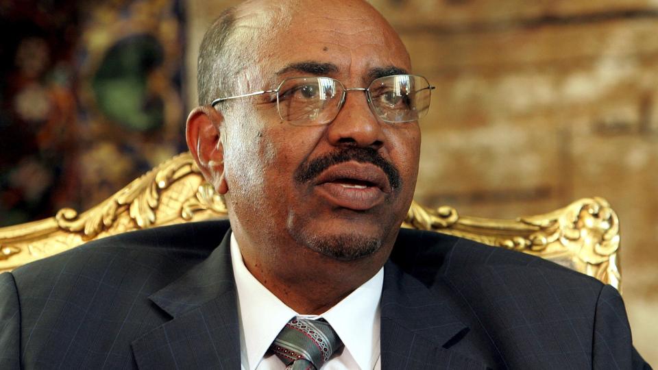REISER: President Omar Hassan al-Bashir skal trolig til toppm�tet i Qatar, tross arrestordren som henger over ham. Foto: EPA/KHALED ELFIQI