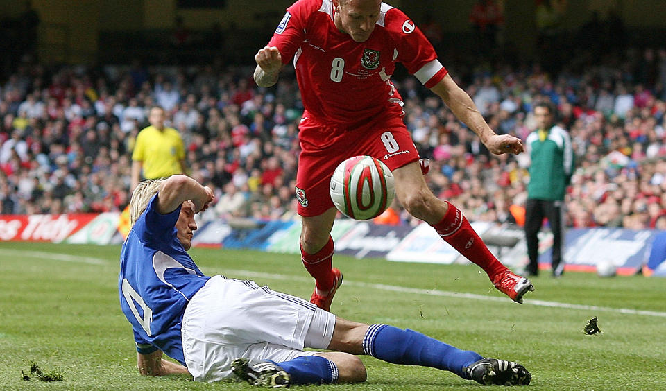 UTE MOT NORGE: Liverpool-stopper Saami Hypiaa er kneskadd og mister landskampen mot Norge. Her i duell med sin tidligere lagkamerat Craig Bellamy under g�rsdagens kvalikkamp mellom Wales og Finland. Foto: SCANPIX/AP/Simon Dawson
