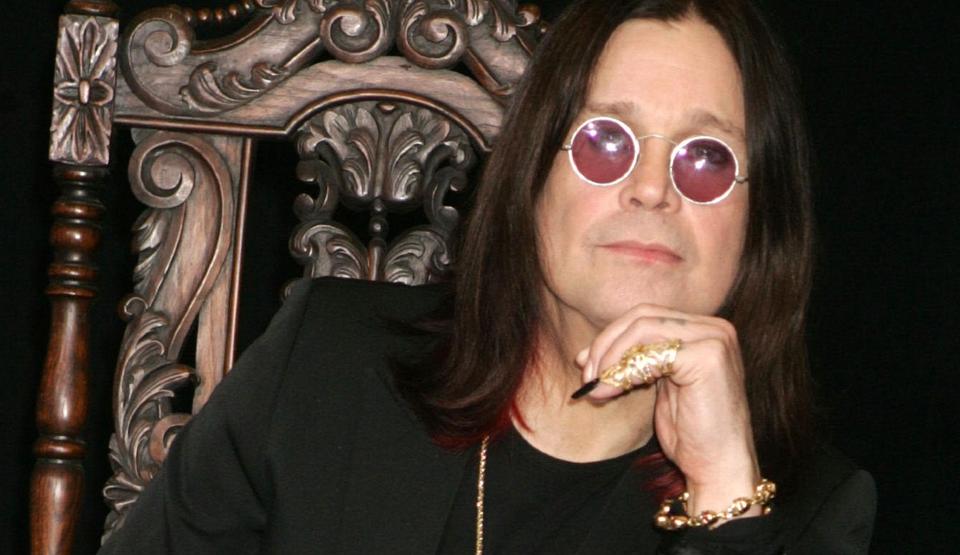 VIL L�RE SEG � KJ�RE: Ozzy Osbourne (60) synes det er p� tide � l�re seg � kj�re bil. Mest for � kunne dra hjemmefra. Foto: Stella Pictures.