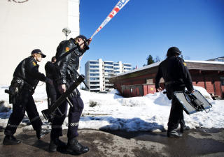  En mann (26) ble kort tid etter p�grepet og siktet for drapet. Her gj�r politiet seg klare til � gjennoms�ke en leilighet. 
Foto: Kyrre Lien / SCANPIX