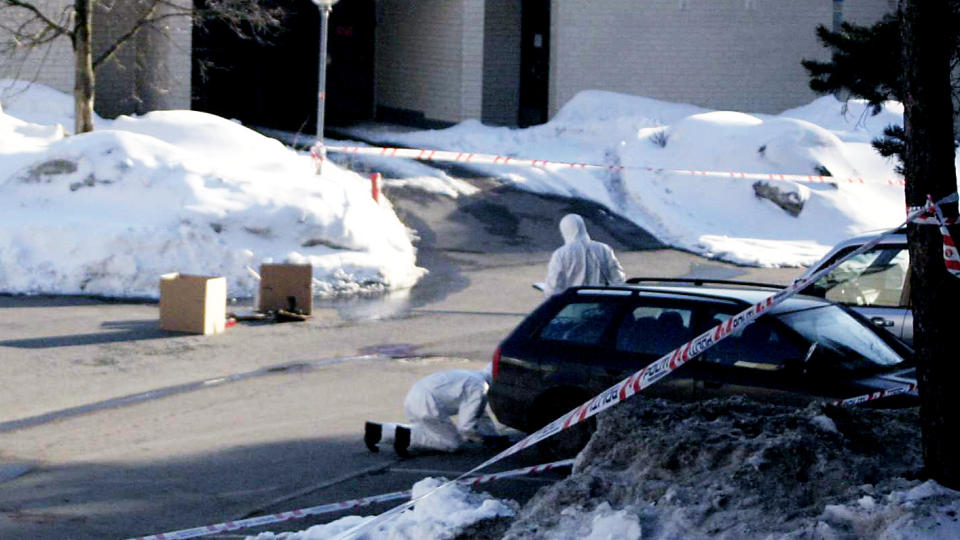 - STUKKET I HJERTET: Politiet mener den antatte gjerningsmannen gikk inn for � drepe den 28 �r gamle barndomsvennen. Politiets �stedsgranskere jobbet i kveld p� stedet. Foto: ROGERIO SNARLI